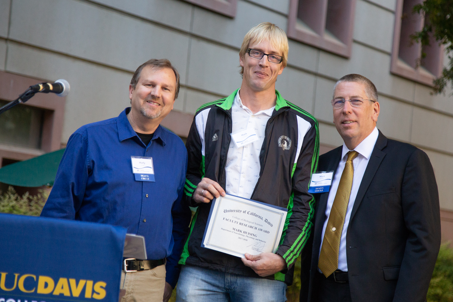 Mark Huising poses with research award