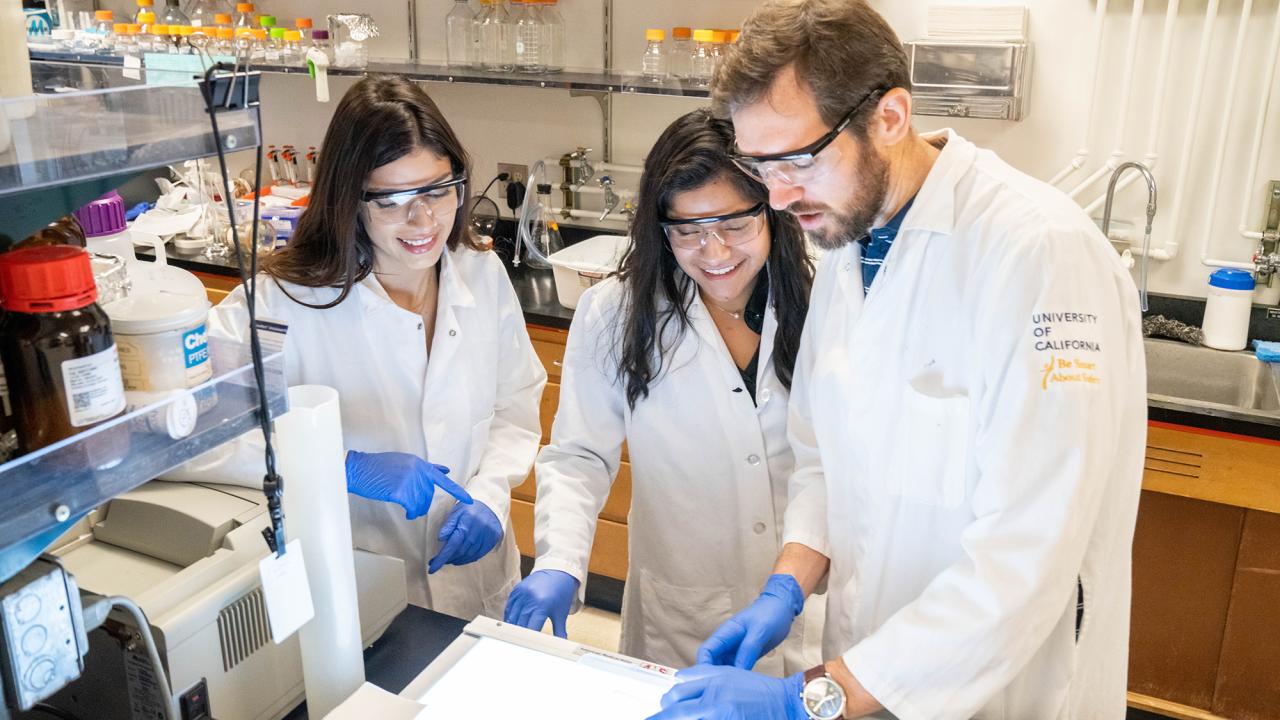 Eimy Castellanos (left) and Maria Ayala (right), graduate students in the laboratory of James Letts, have received prestigious fellowships from the American Heart Association. They are pictured here with Letts, in whose lab they study a protein complex responsible for generating energy in human cells. (Sasha Bakhter / UC Davis)