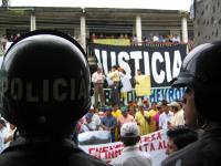 flag that says justica with two police persons in the foreground