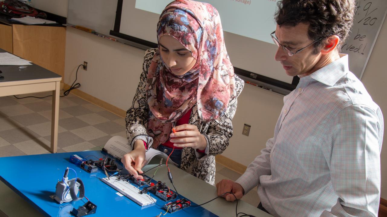 Professor Mark Goldman walks a student through an experiment during an NPB 100L class. David Slipher/UC Davis Mark Goldman and a student