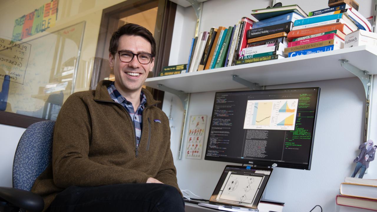 Vince Buffalo studies evolutionary and population genetics in the lab of Professor Graham Coop, where he’s developing statistical methods that use population genomic data to detect when populations are rapidly adapting to new environments, which many organisms are currently doing as they face climate change. David Slipher/UC Davis Vince Buffalo sits near a computer.